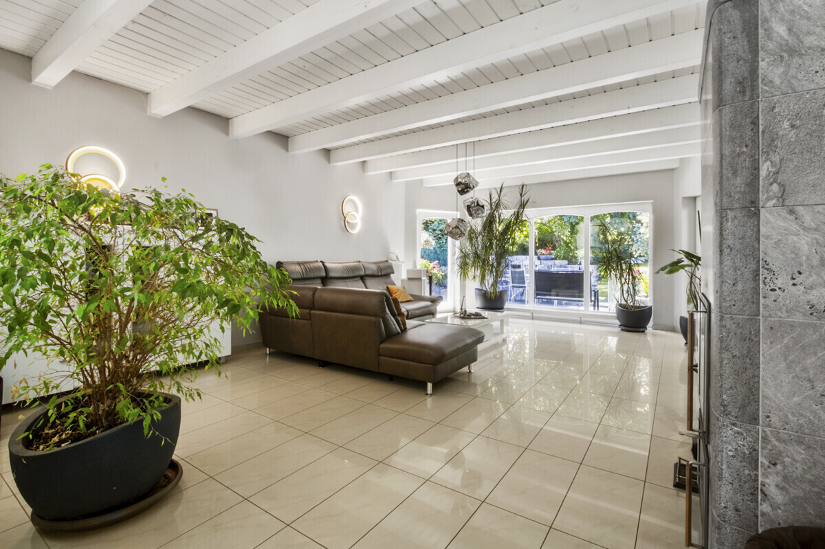 Wohnzimmer mit Blick auf die Terrasse vor dem Haus