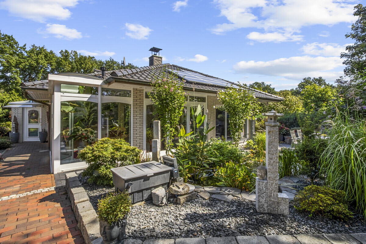 Koi-Teich mit Terrasse