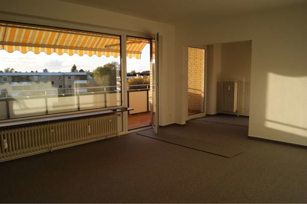 Wohnzimmer mit Durchgang zur K