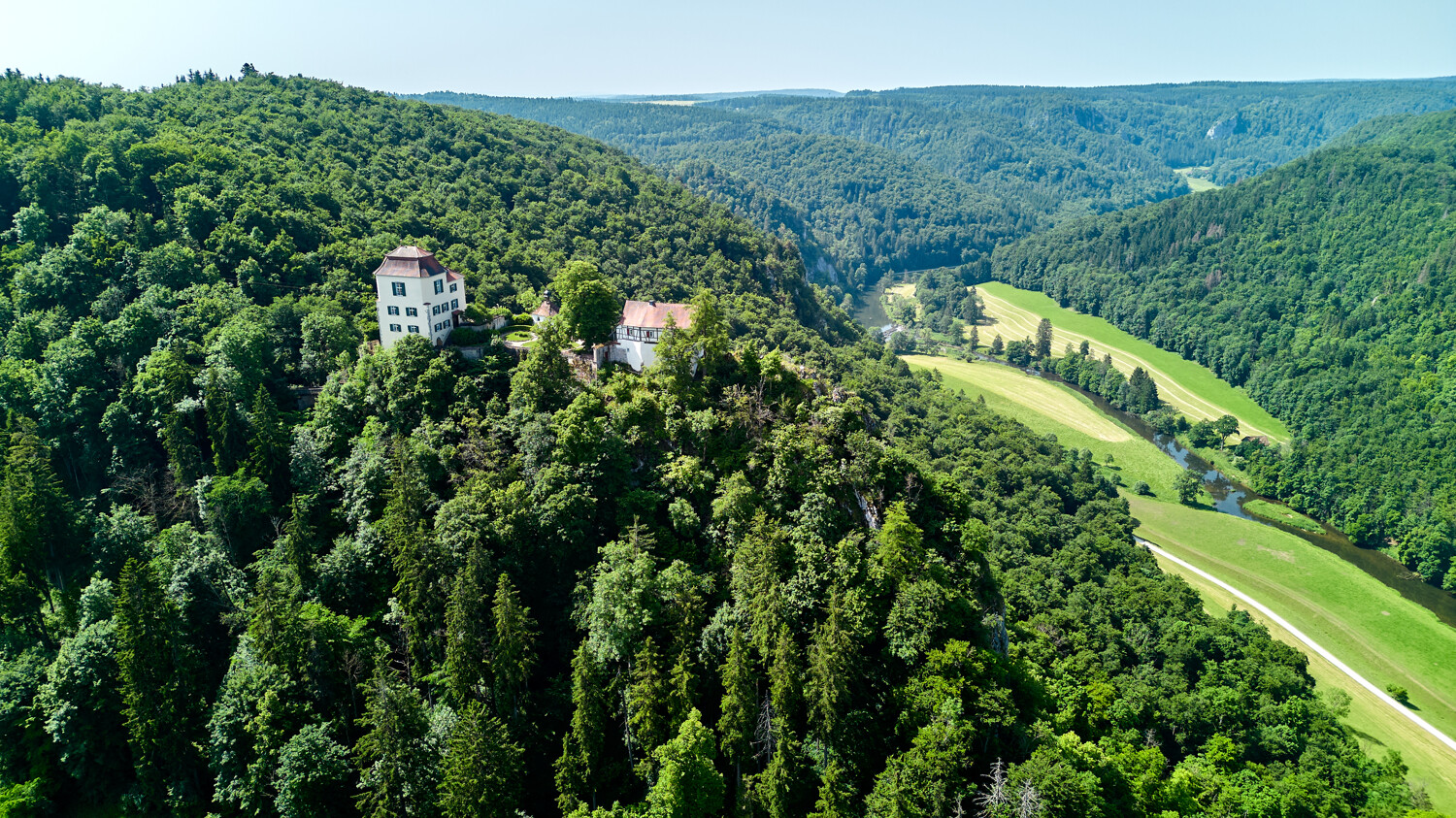 Schloss mit Hofgut u. Eigenjagd, ca. 340 ha (126 ha im Eigentum)