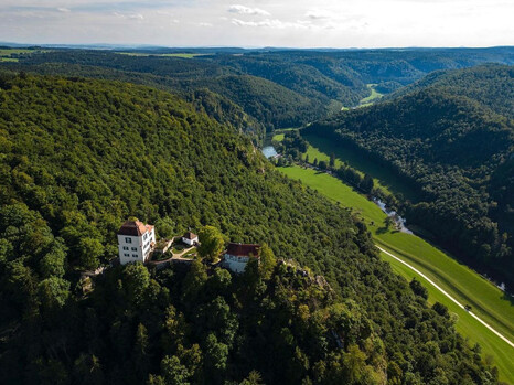 Schloss mit Hofgut u. Eigenjagd, ca. 340 ha (92 ha im Eigentum)