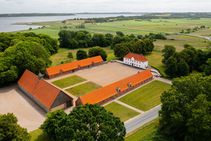 Landgut Strandet Hovedgaard, ca. 90 ha