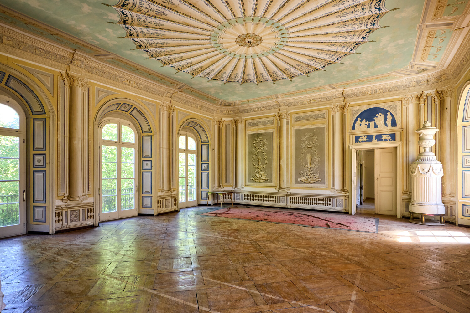 Klassizistische Schlossanlage mit Park und Gewerbe