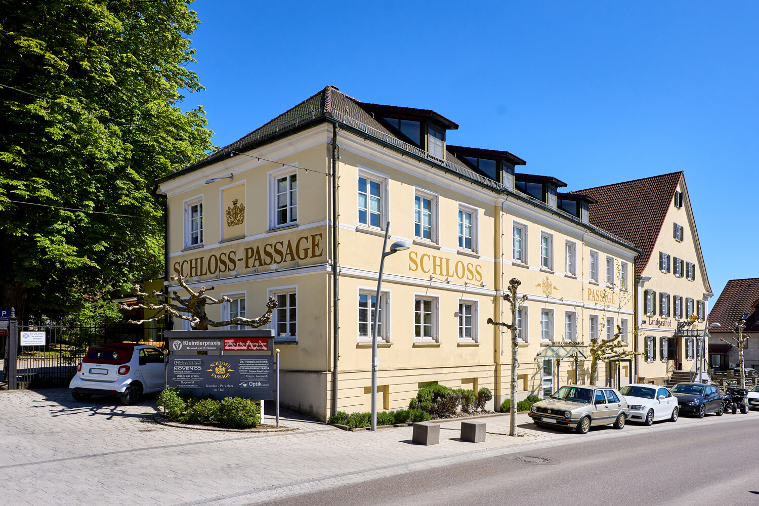 Klassizistische Schlossanlage mit Park und Gewerbe