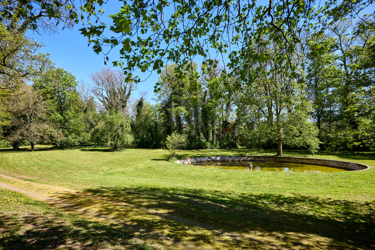 Klassizistische Schlossanlage mit Park und Gewerbe
