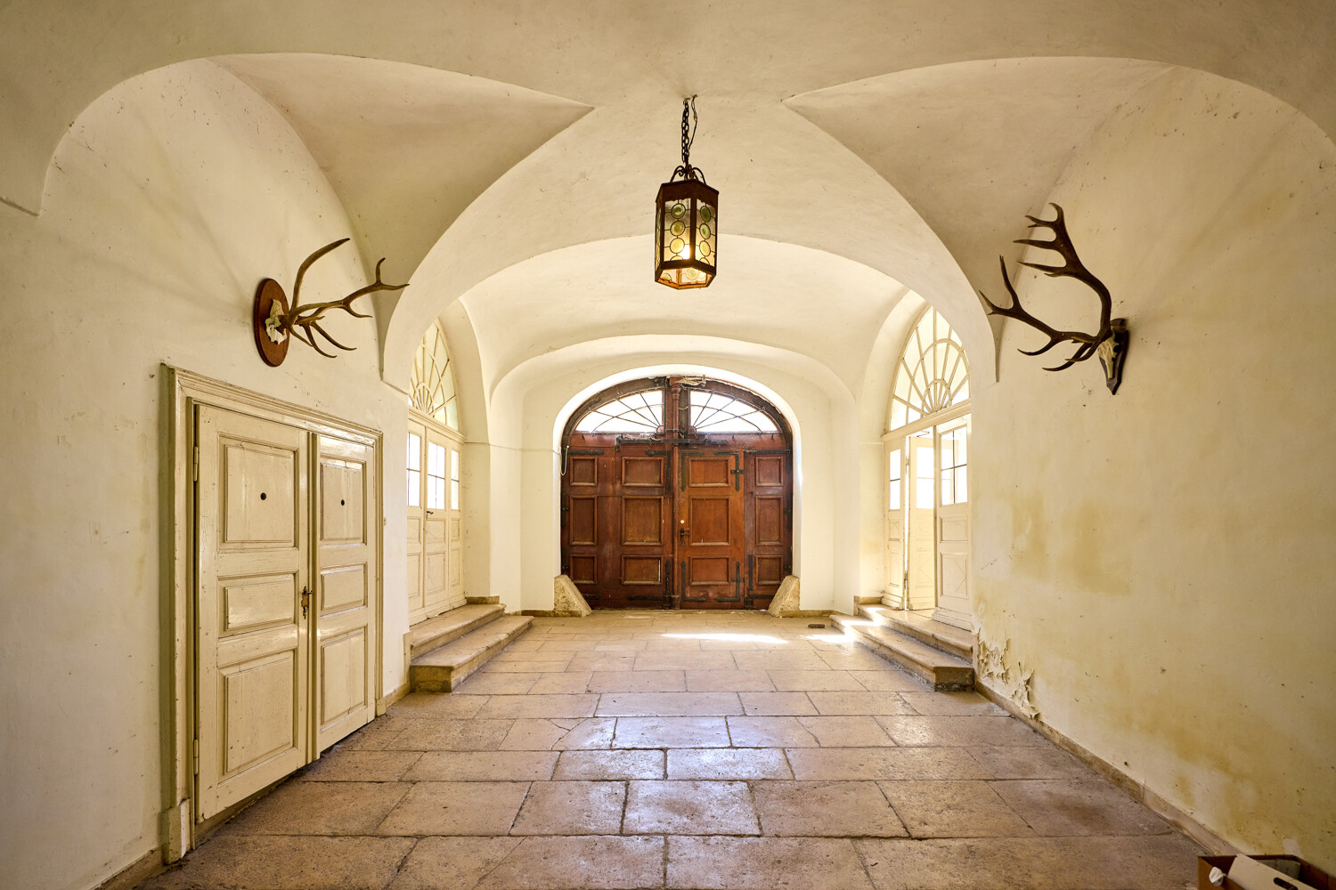 Klassizistische Schlossanlage mit Park und Gewerbe