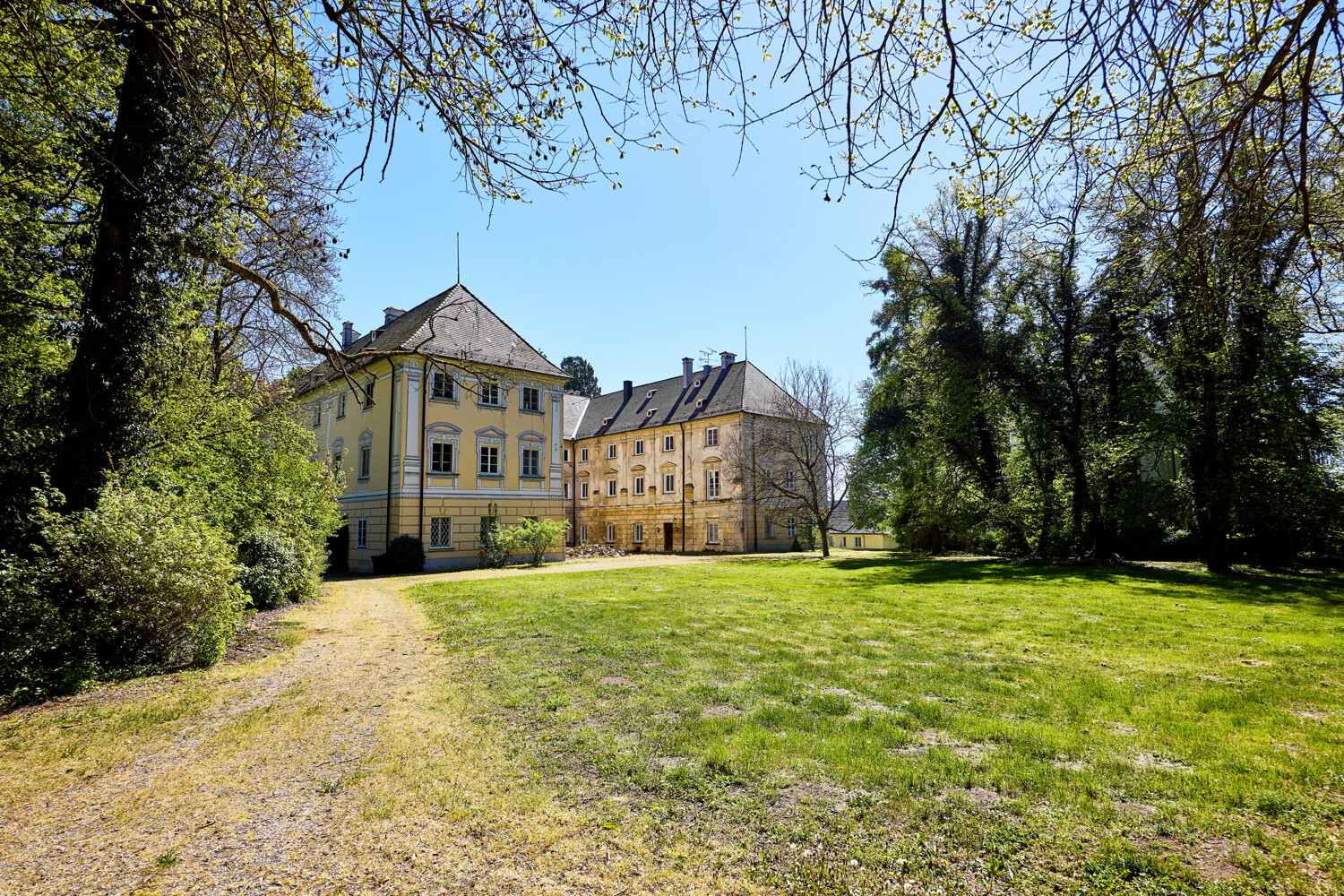 Klassizistische Schlossanlage mit Park und Gewerbe