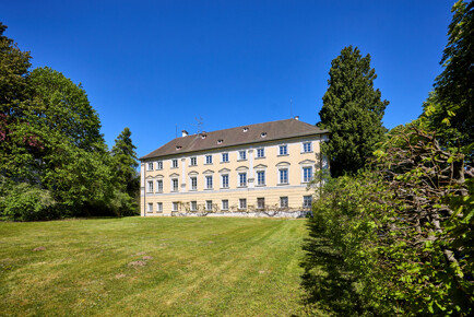 Klassizistische Schlossanlage mit Park und Gewerbe