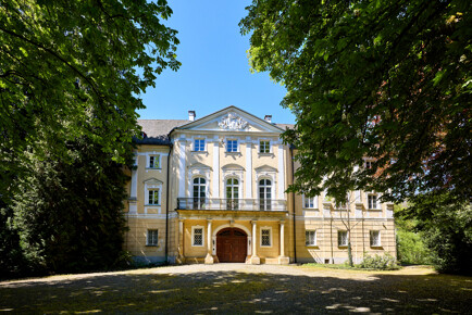 Klassizistische Schlossanlage mit Park und Gewerbe