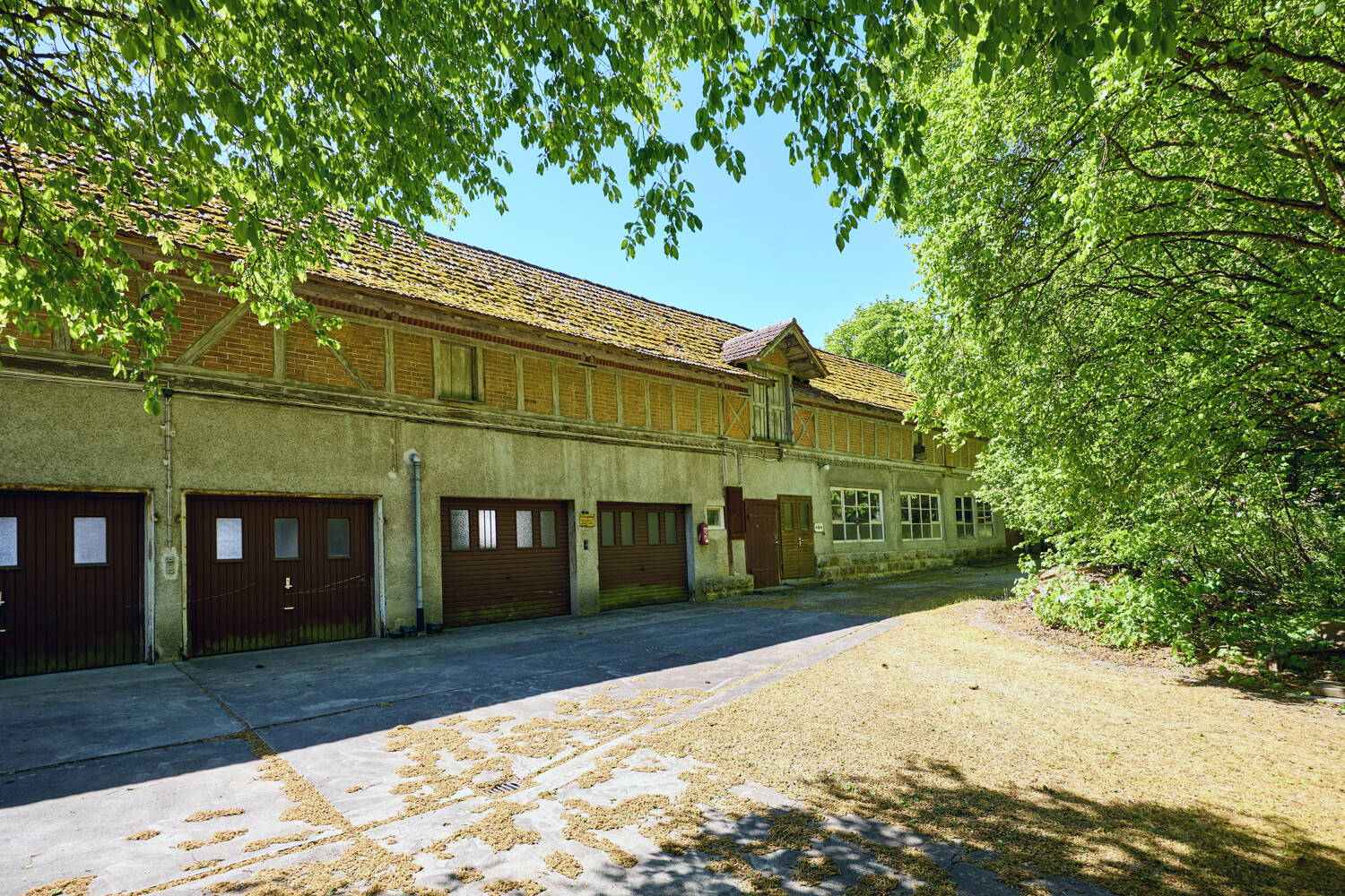 Klassizistische Schlossanlage mit Park und Gewerbe