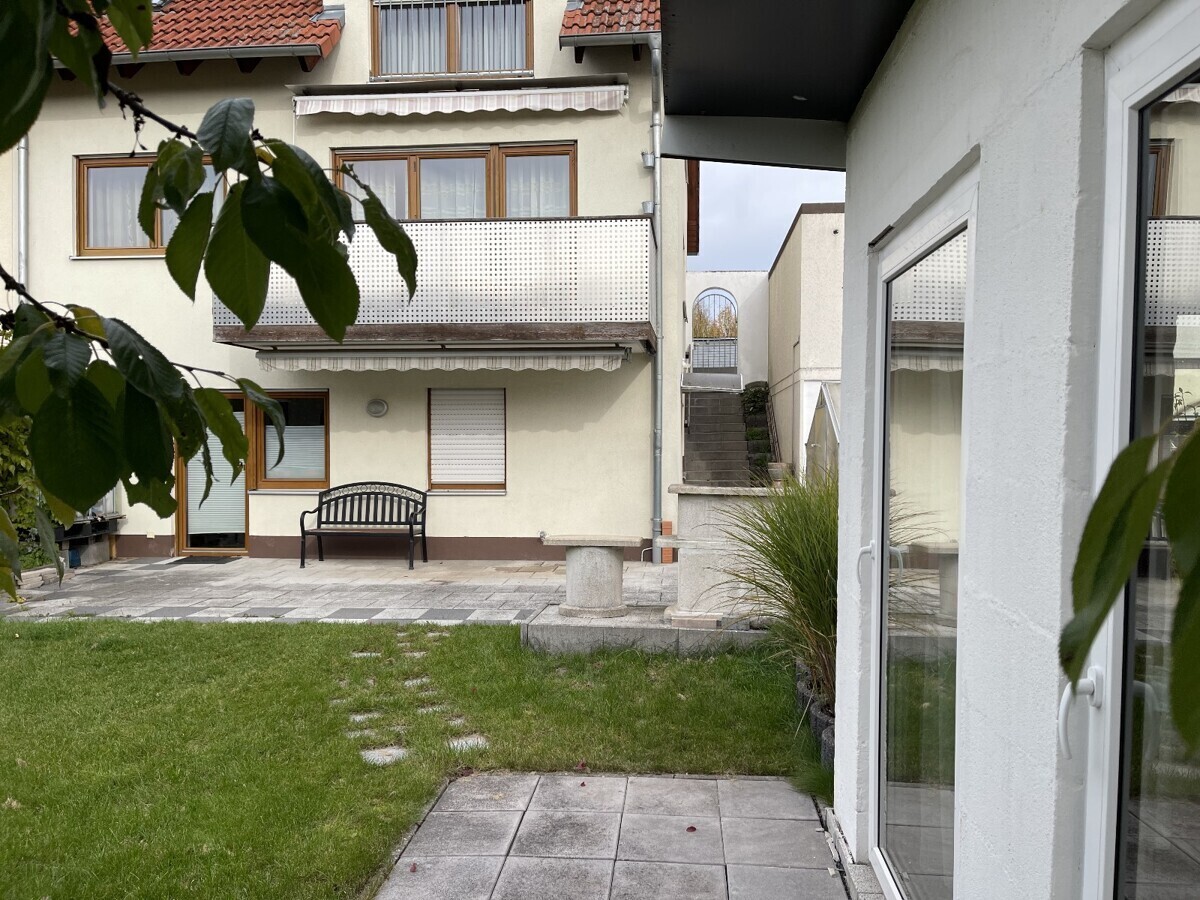 Seitlicher Eingang mit Pavillon