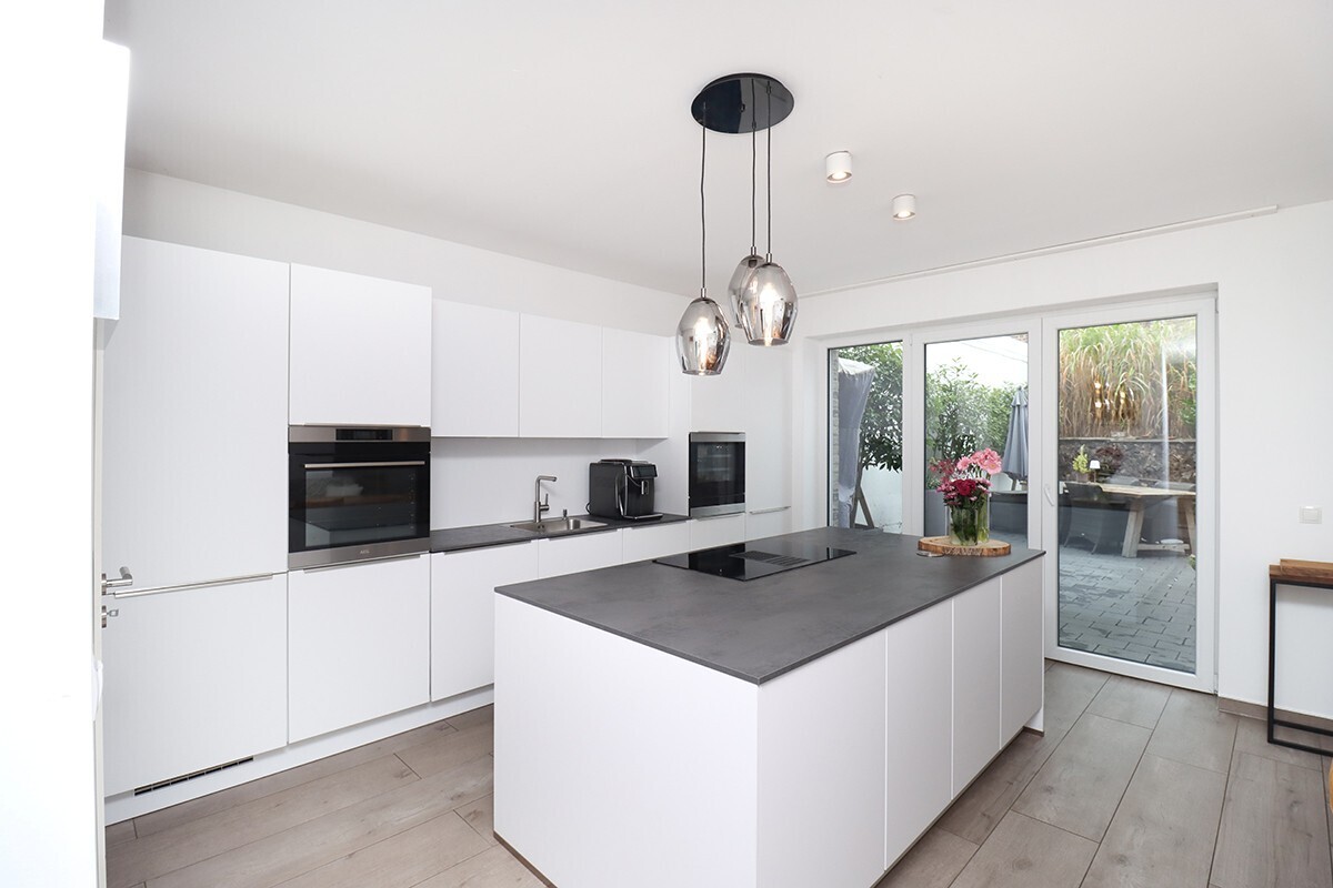 Küche mit Zugang zur Terrasse