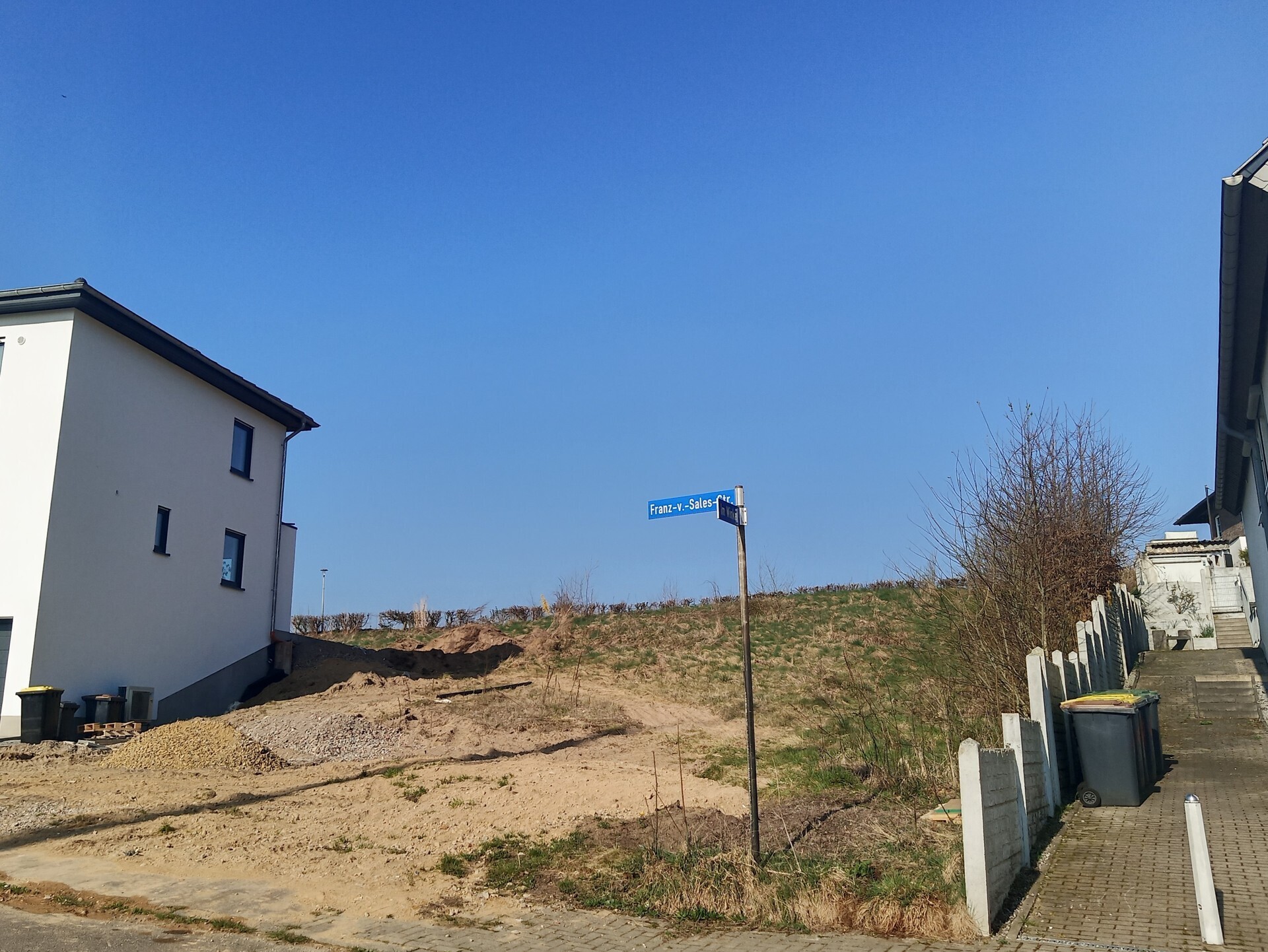 Blick von der angrenzenden Sackgasse