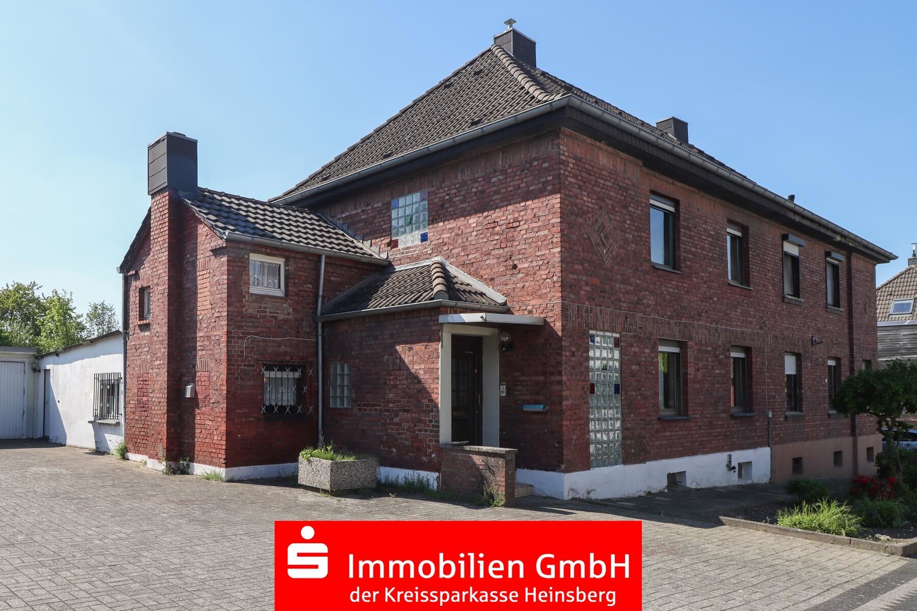 Front und Hauseingang