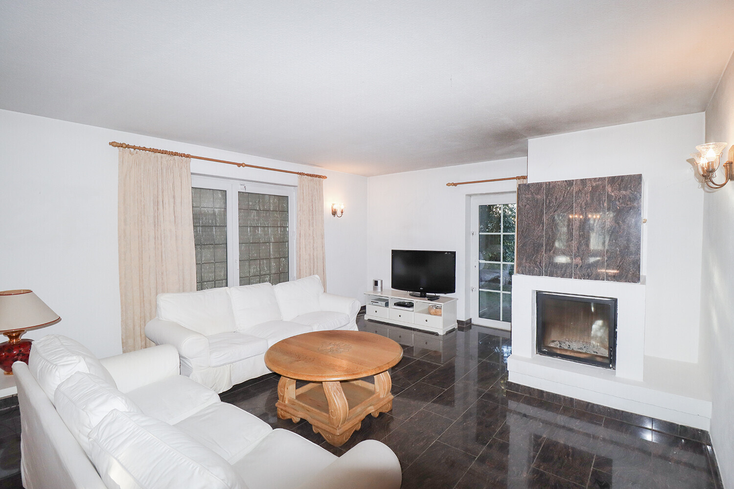 Wohnbereich mit Kamin Ansicht II