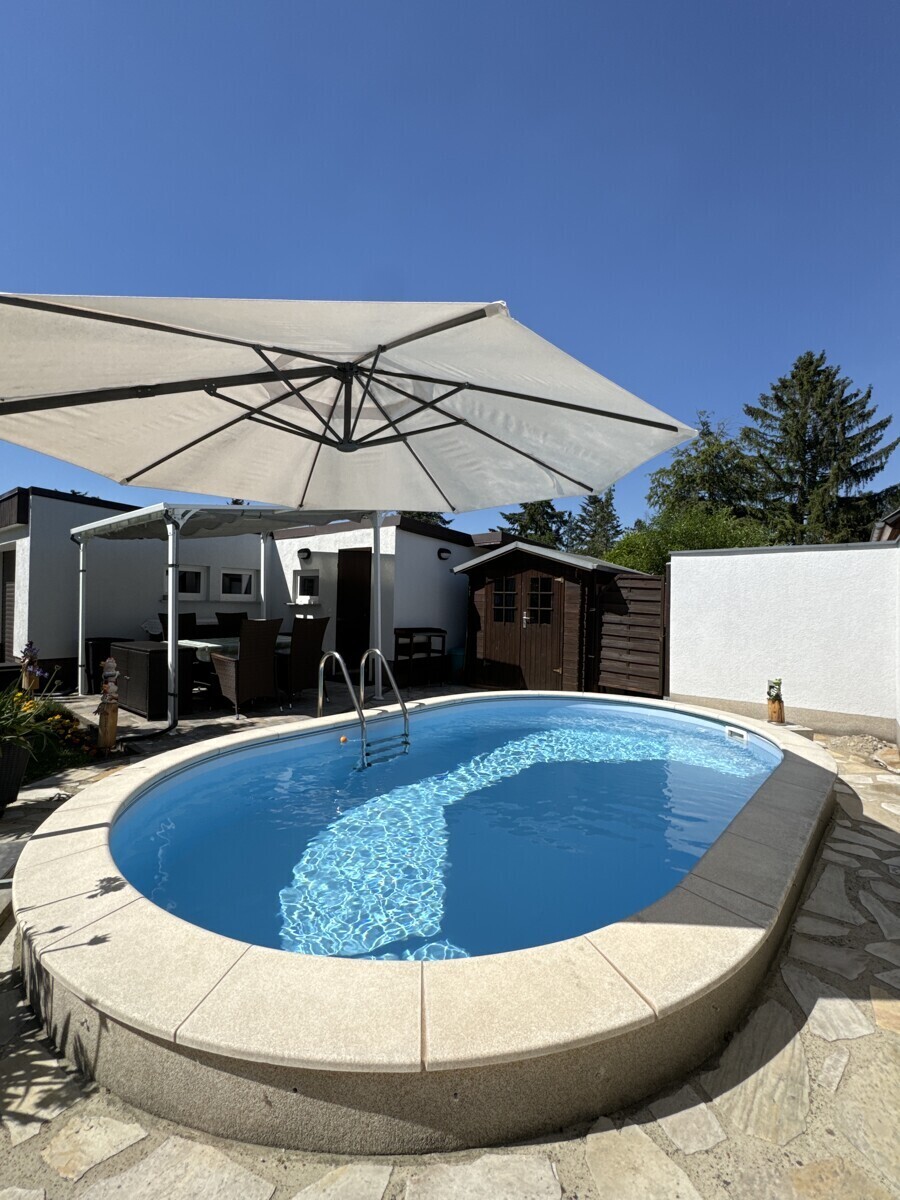 Pool im Garten 