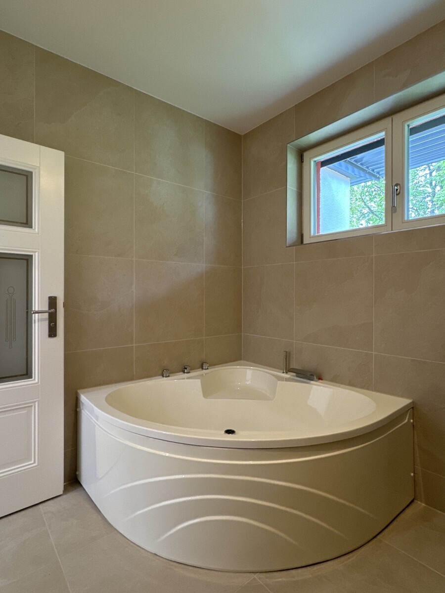 Bad mit Wanne und Dusche