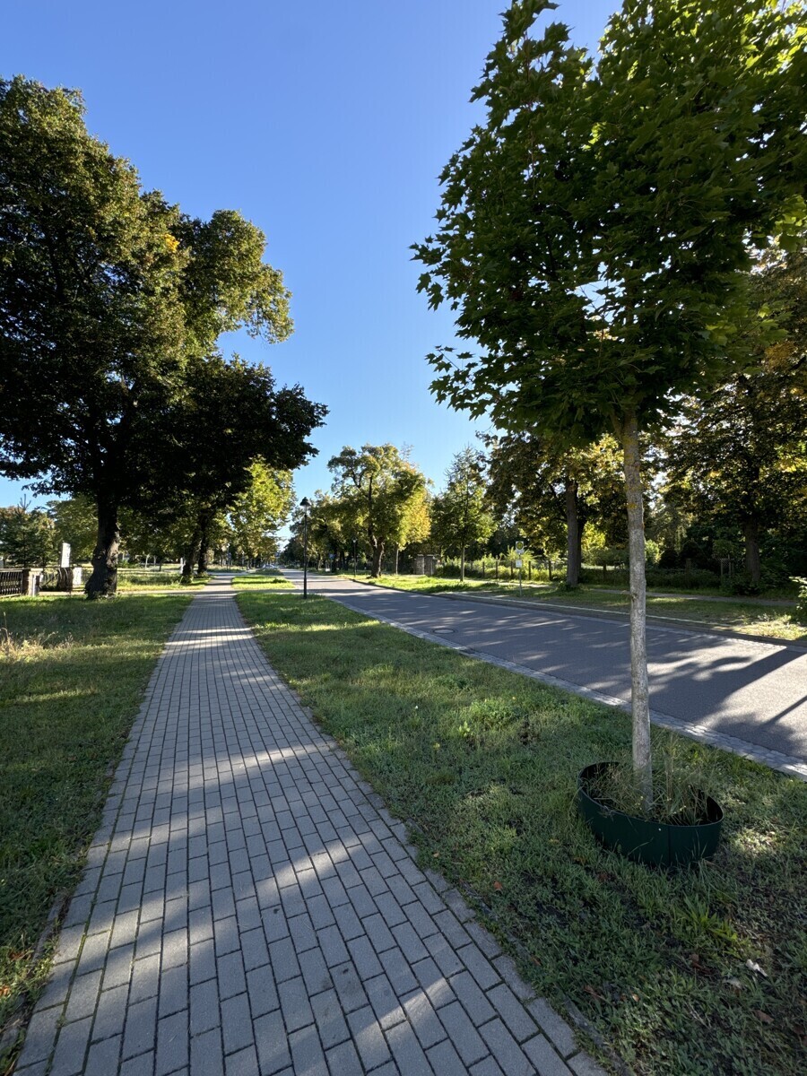 Vor dem Grundstück