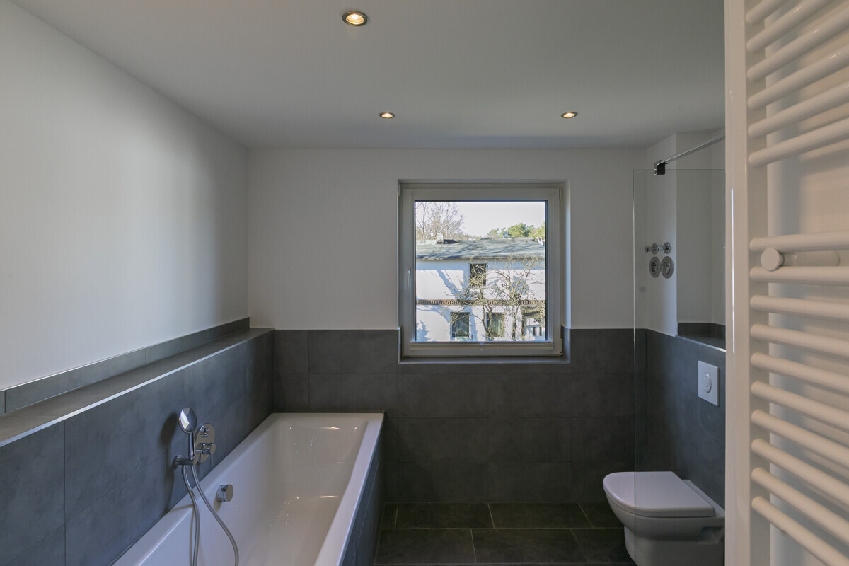 Badezimmer mit Wanne und Dusche