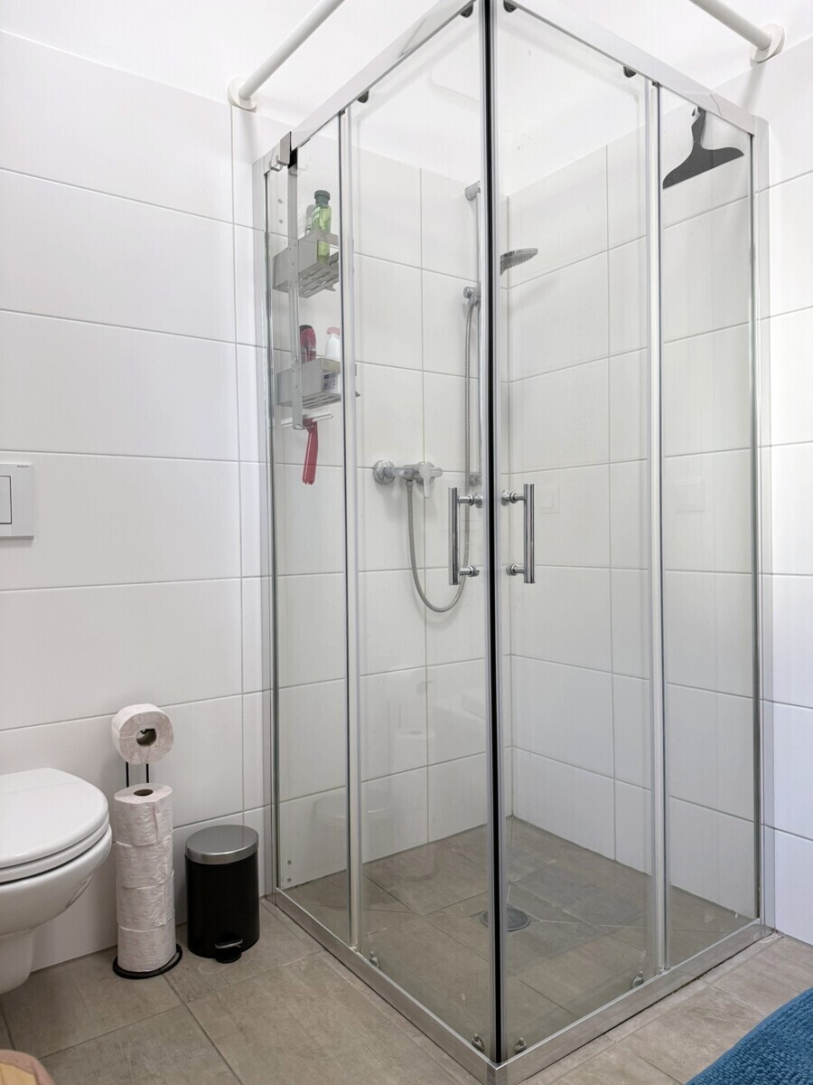 Badezimmer mit Dusche