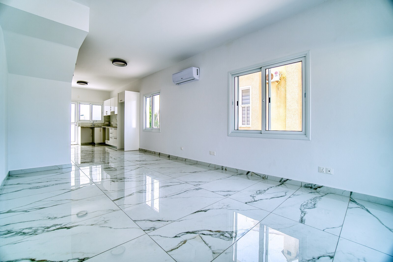 Wohnzimmer mit Küche