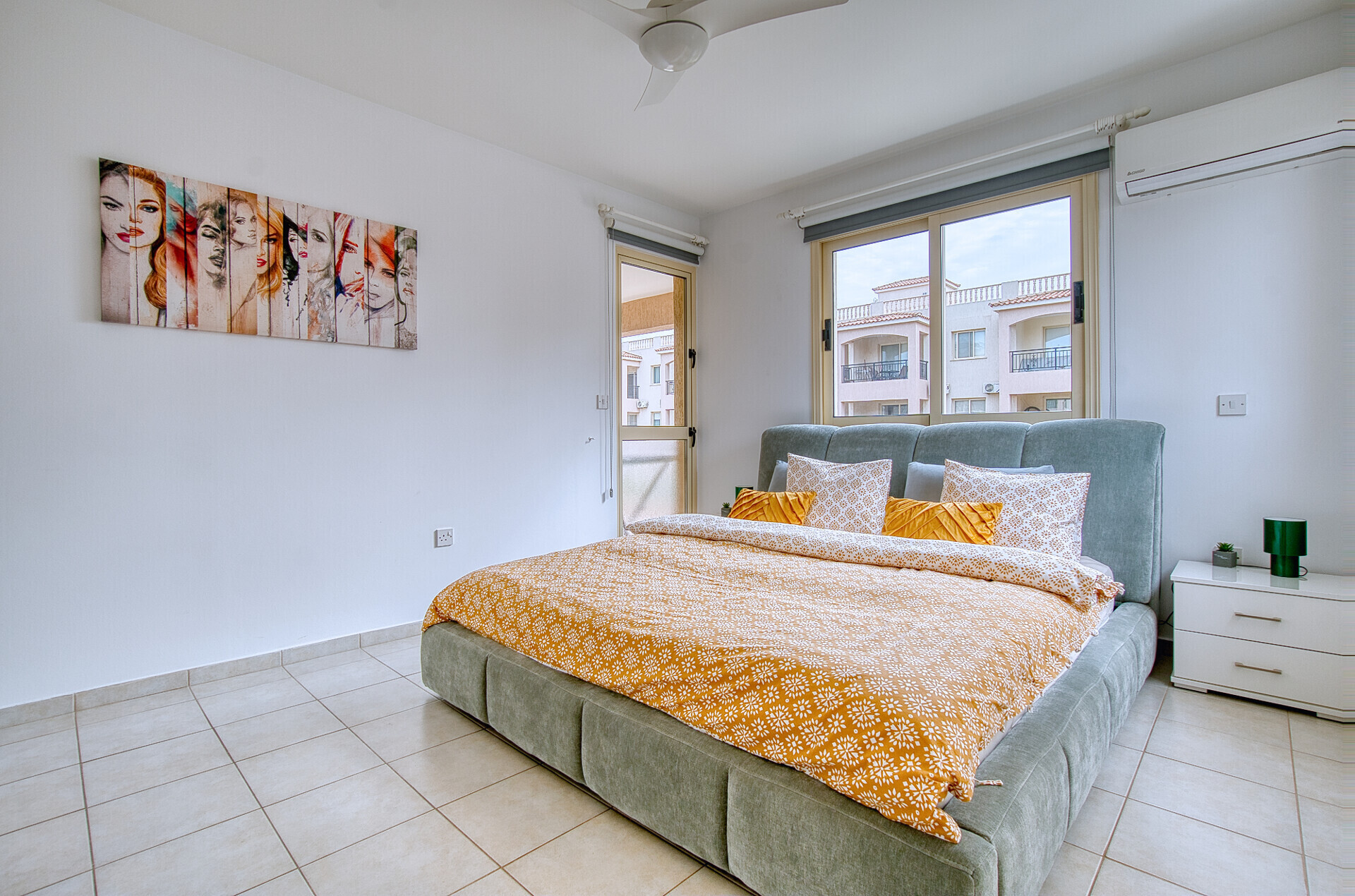Schlafzimmer 1