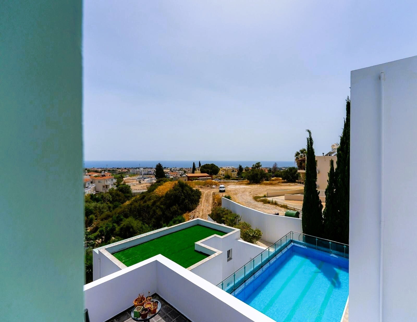Pool mit Meerblick