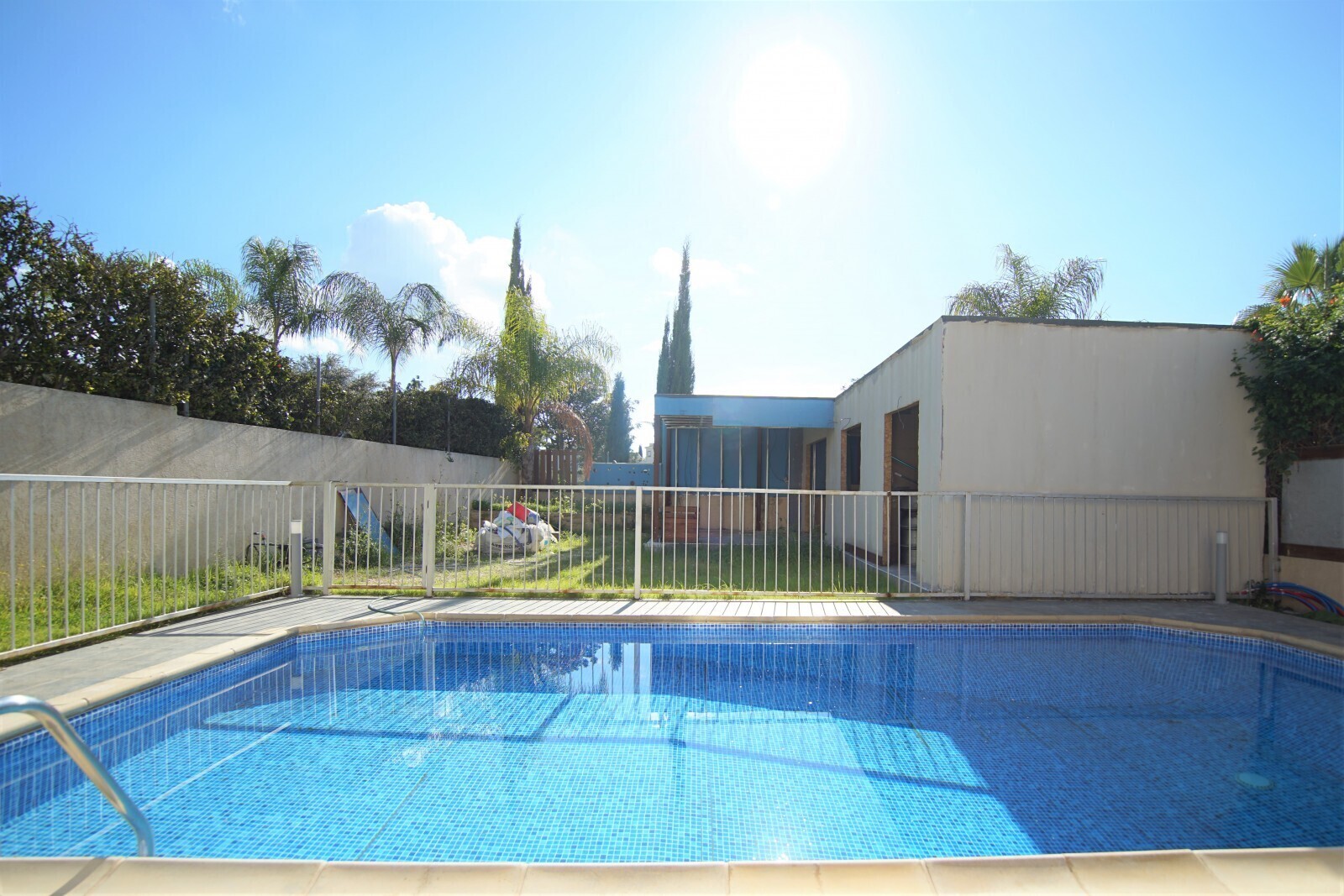 Pool mit Unfertiges Poolhaus