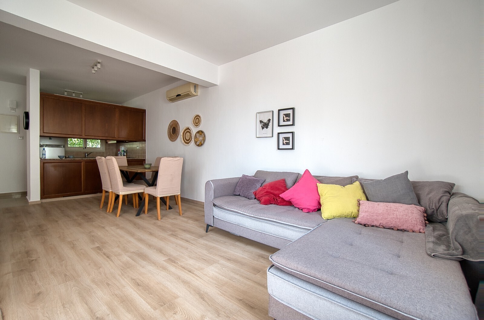 Wohnzimmer mit Küche Essbereich