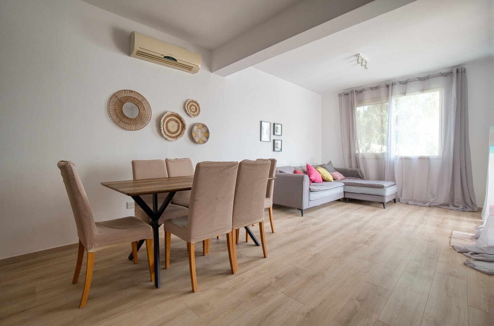 Essbereich mit Wohnzimmer