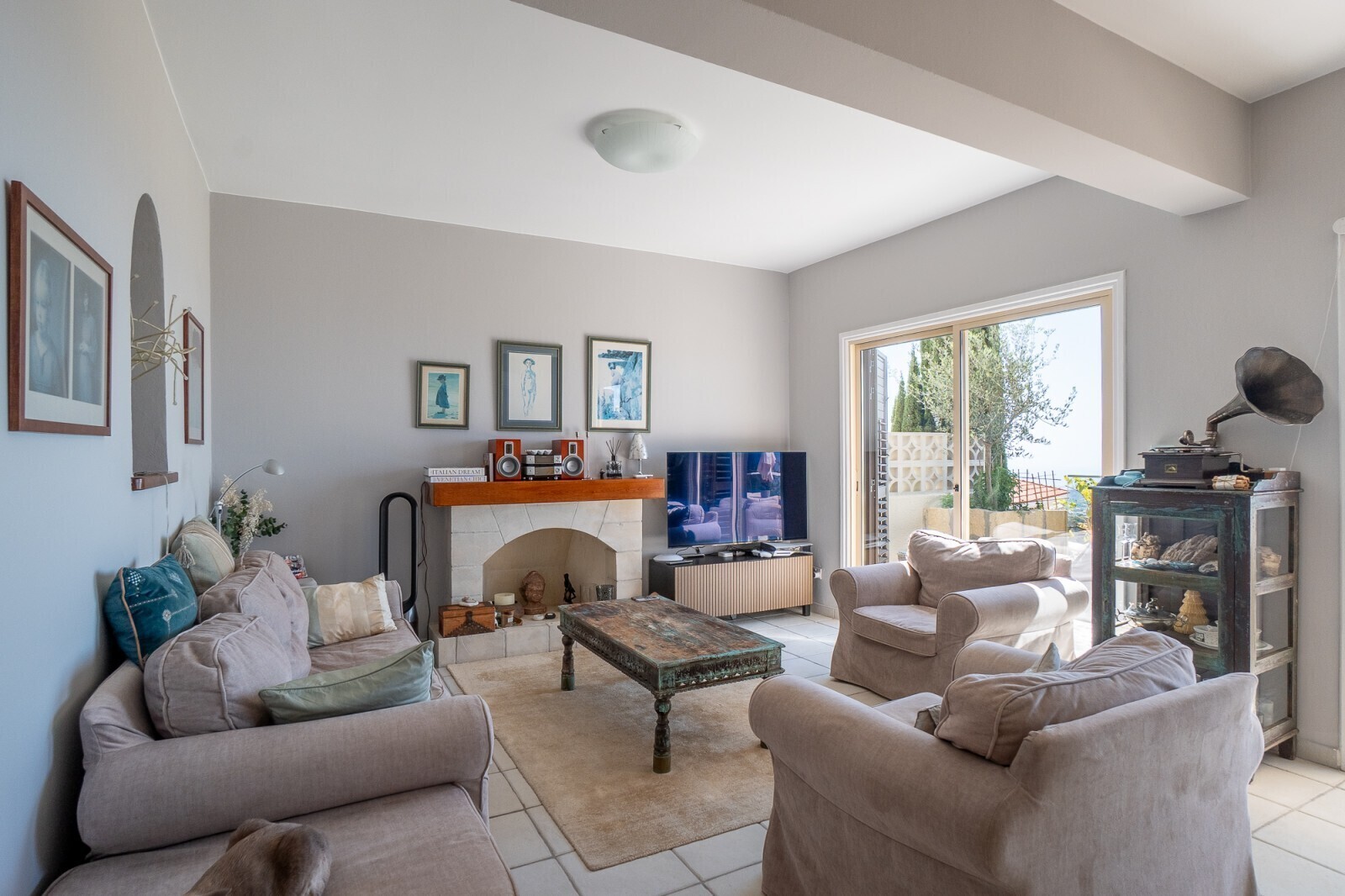 Wohnzimmer mit Kamin