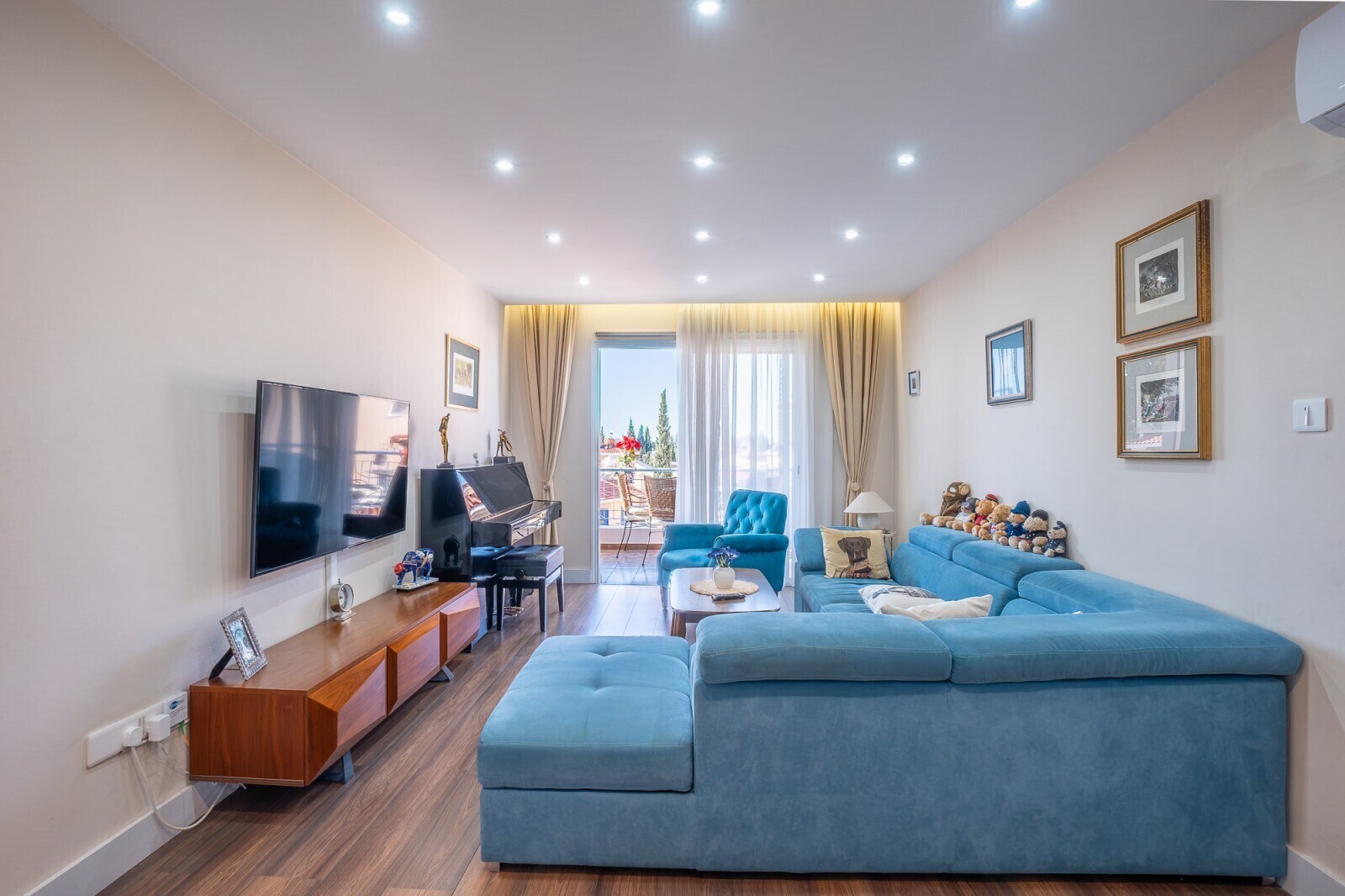 Wohnzimmer mit Balkon