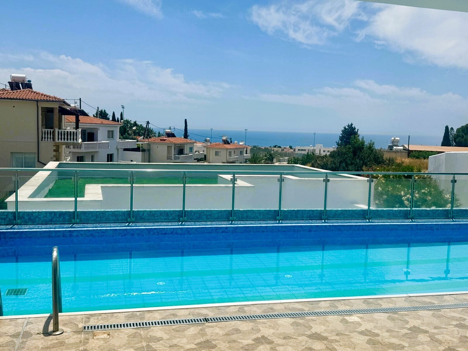 Pool mit Meerblick