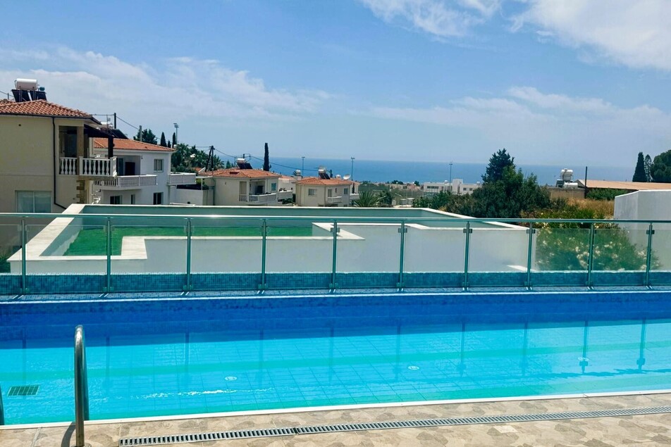 Pool mit Meerblick