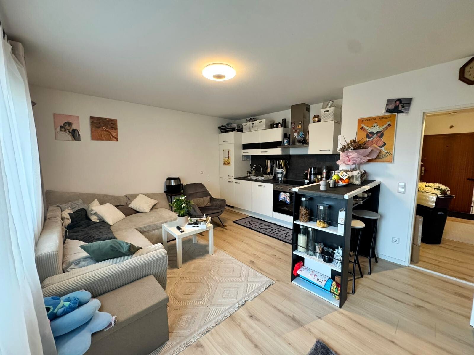 Wohnzimmer mit Küche