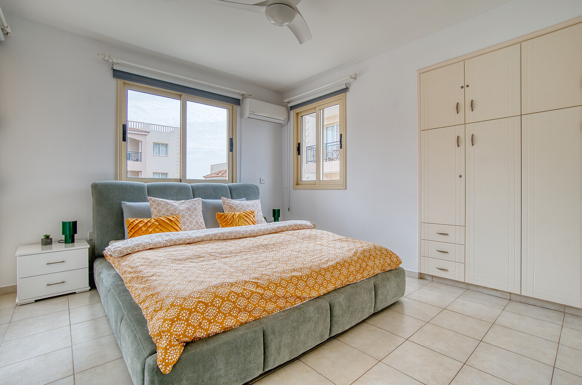 Schlafzimmer 1