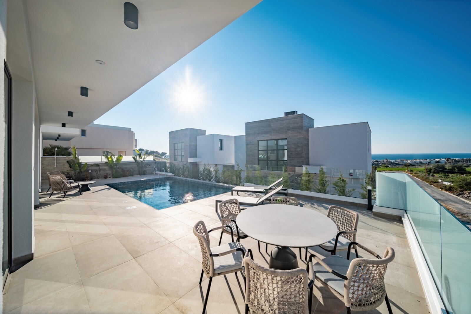 Terrasse mit Pool