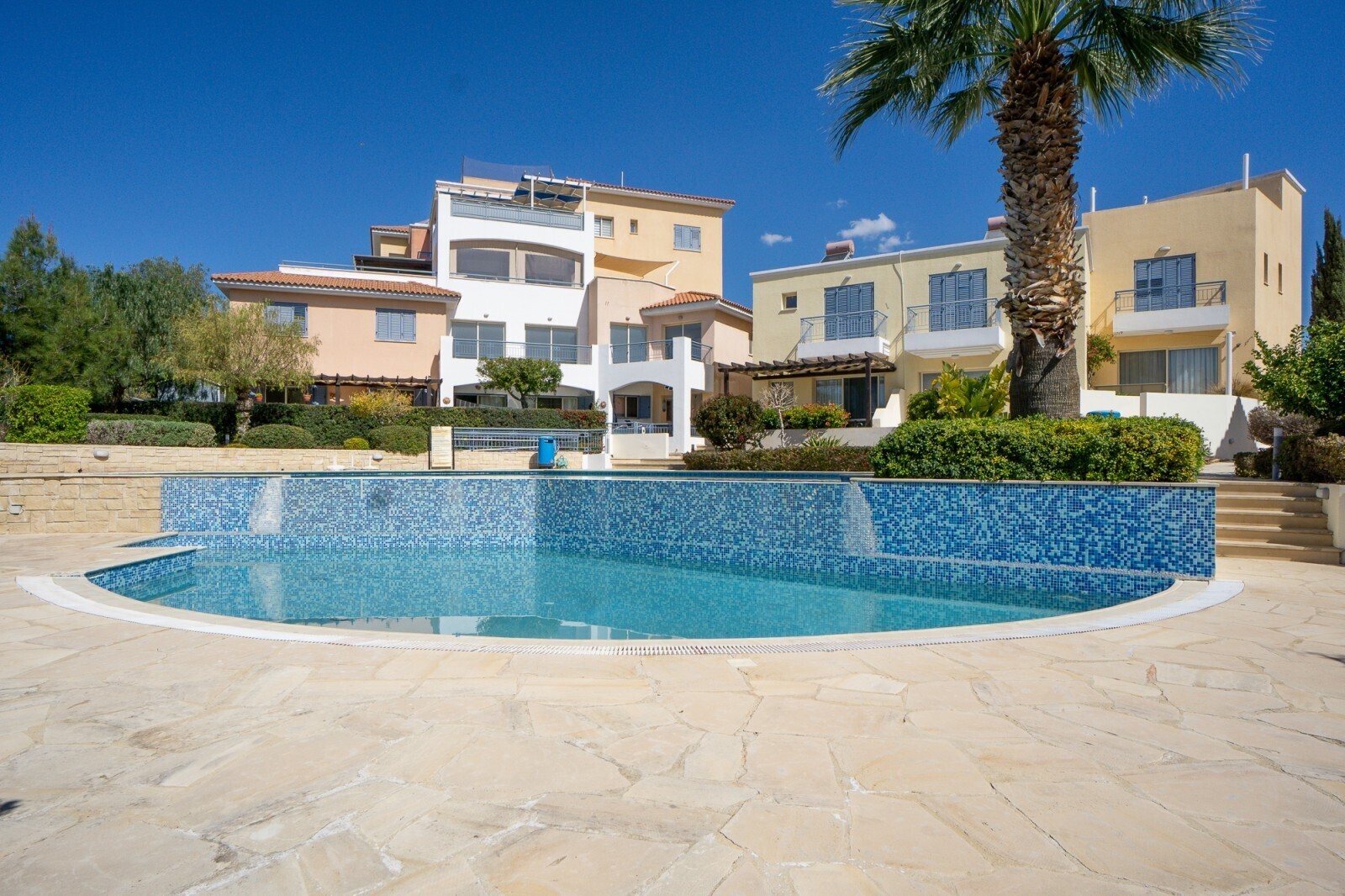 Komplex mit Pool
