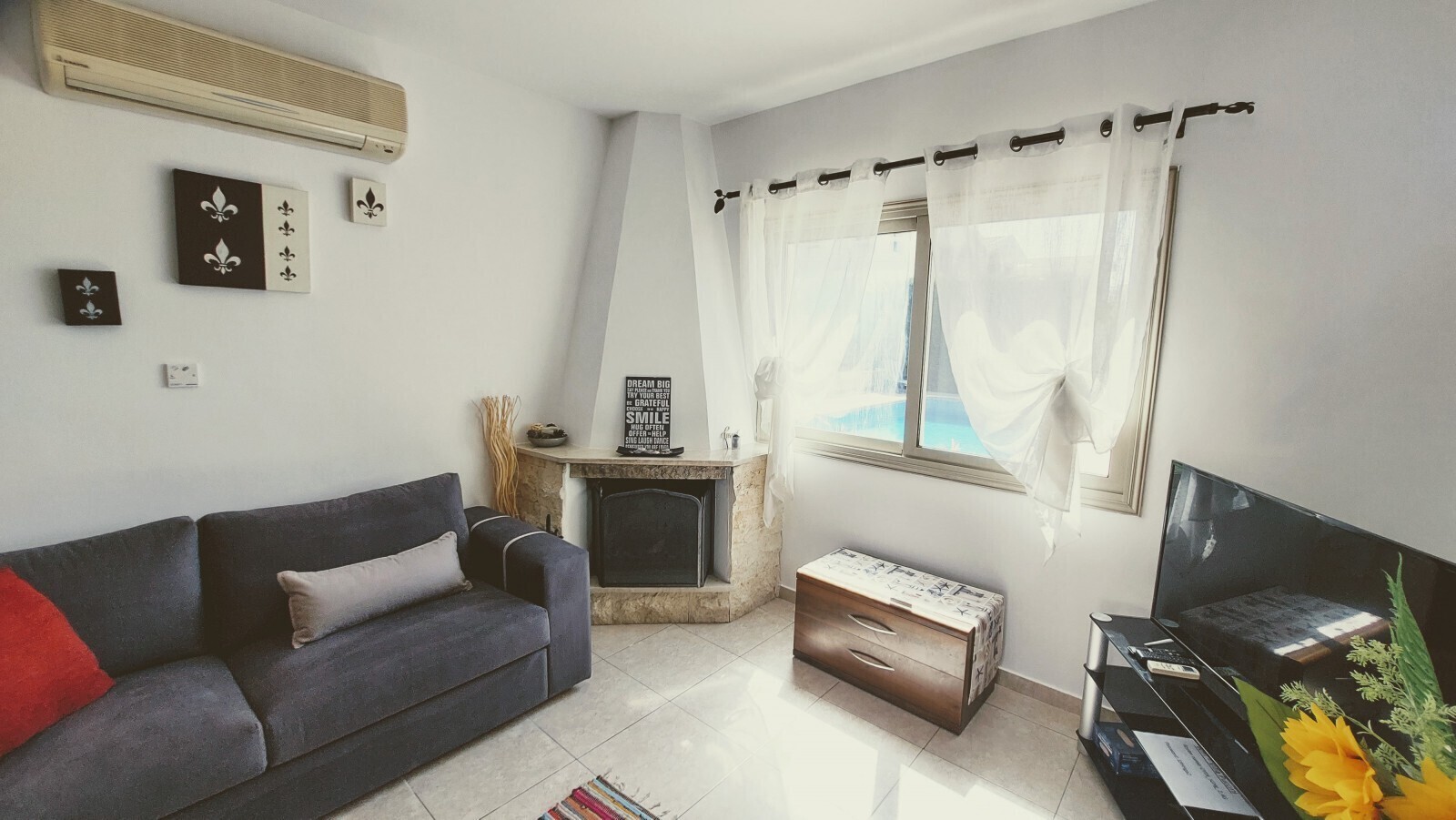 Wohnzimmer mit Kamin