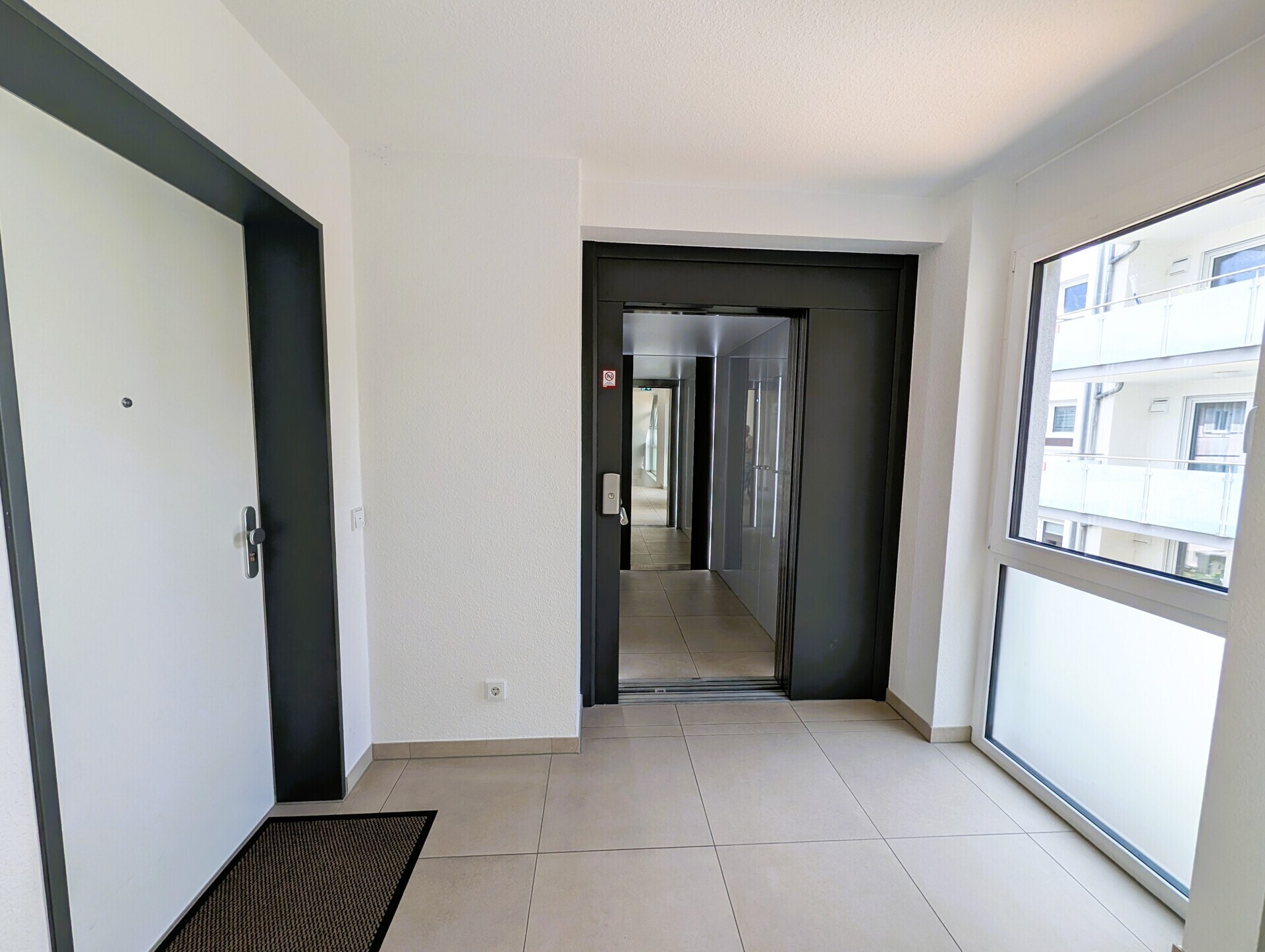 Wohnungseingang - Aufzug