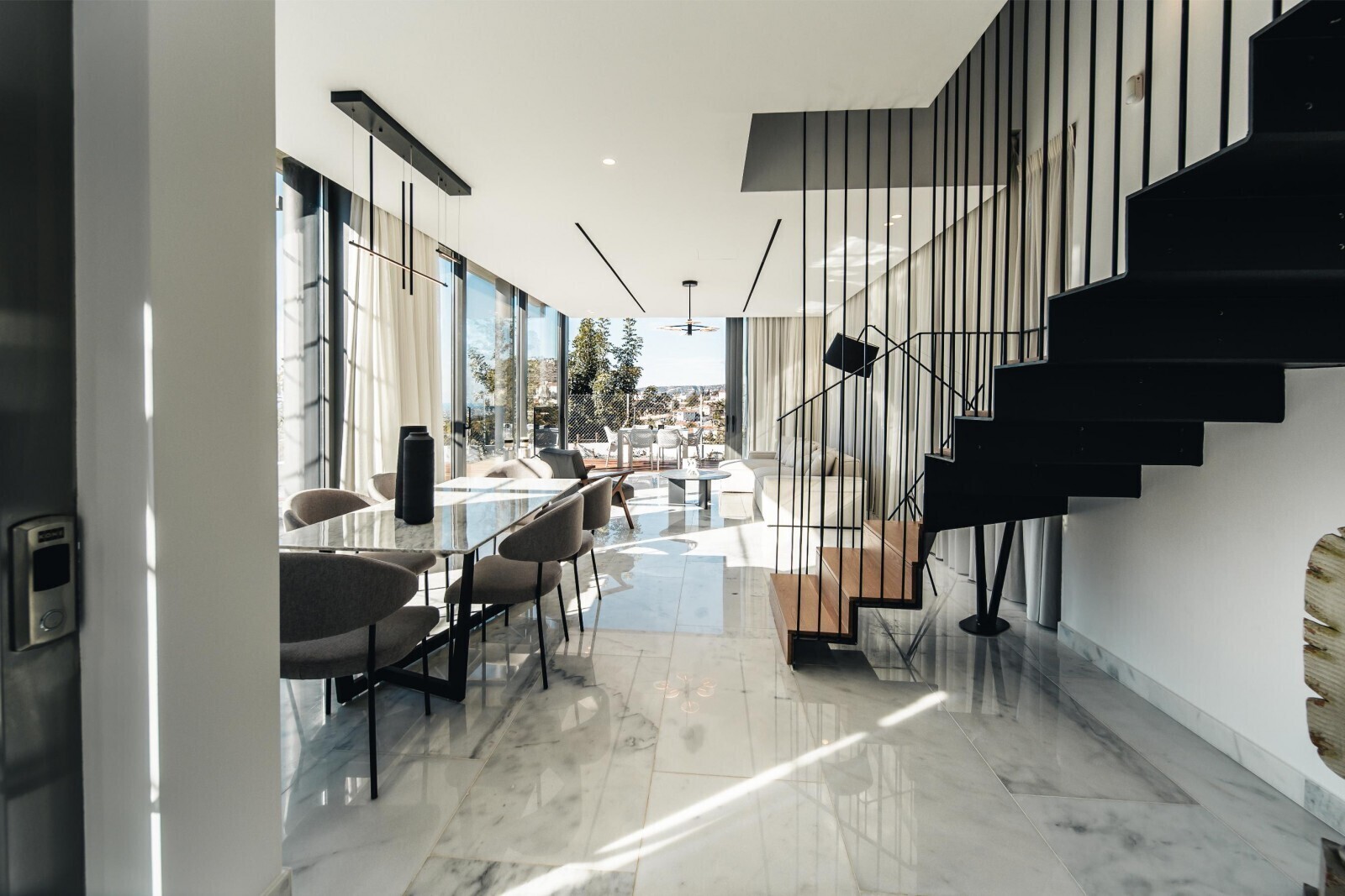 Essbereich mit Wohnzimmer