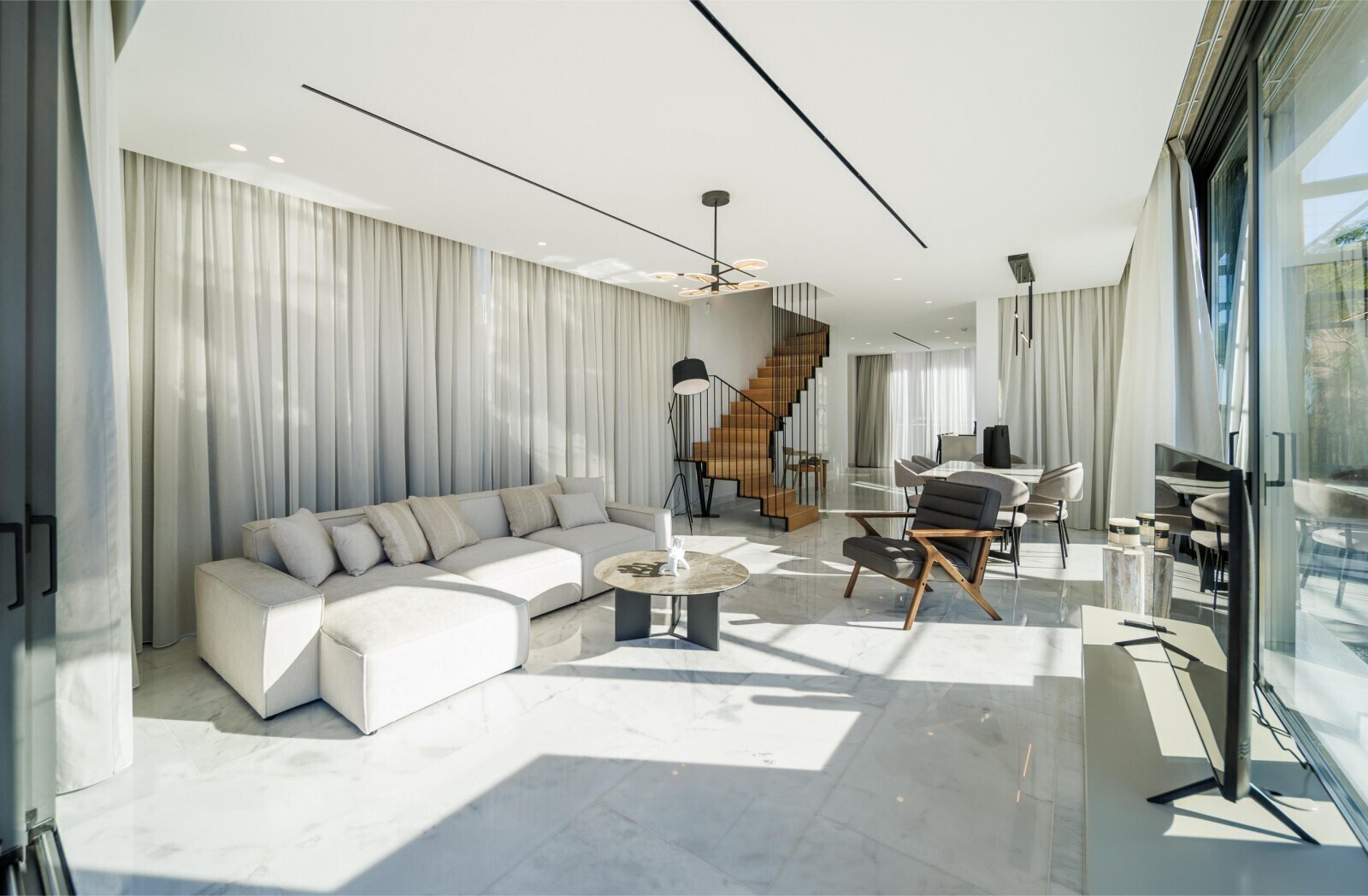 Wohnzimmer mit Essbereich