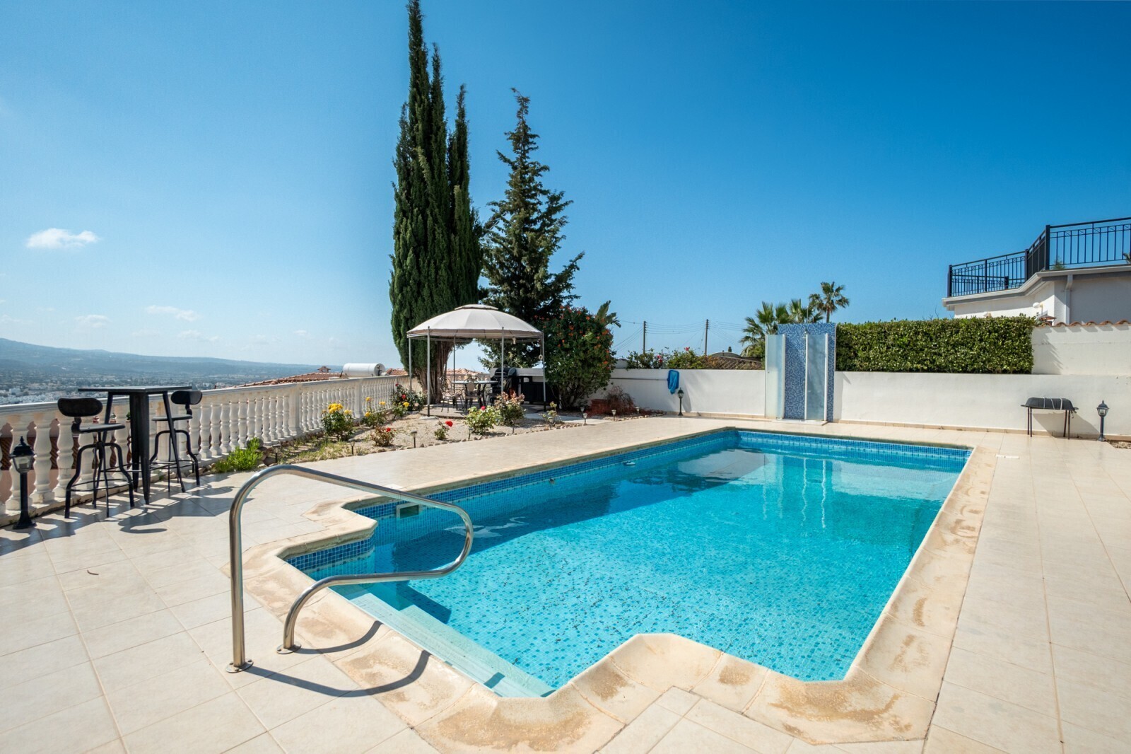 Garten mit Pool
