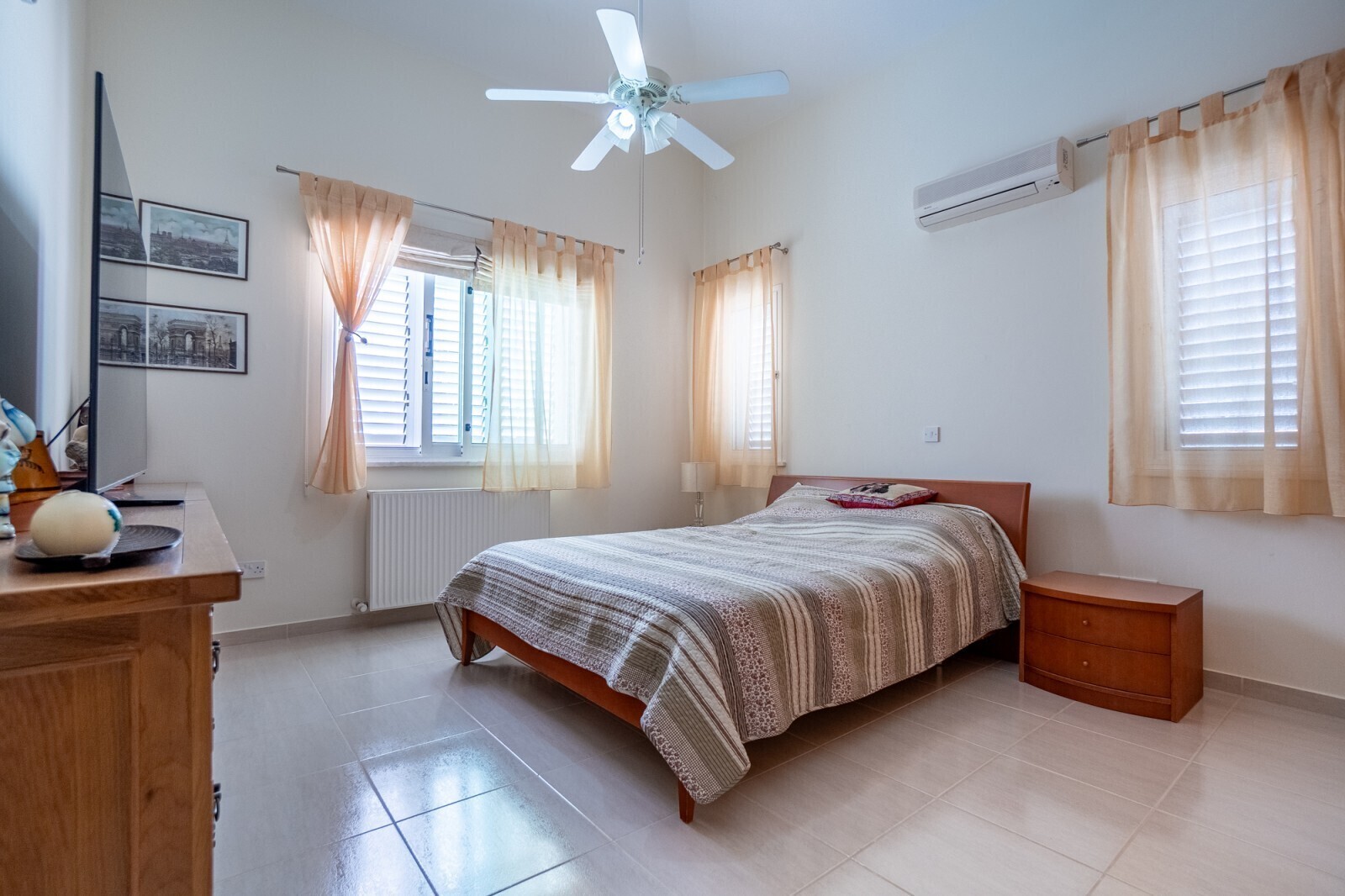 Schlafzimmer 1