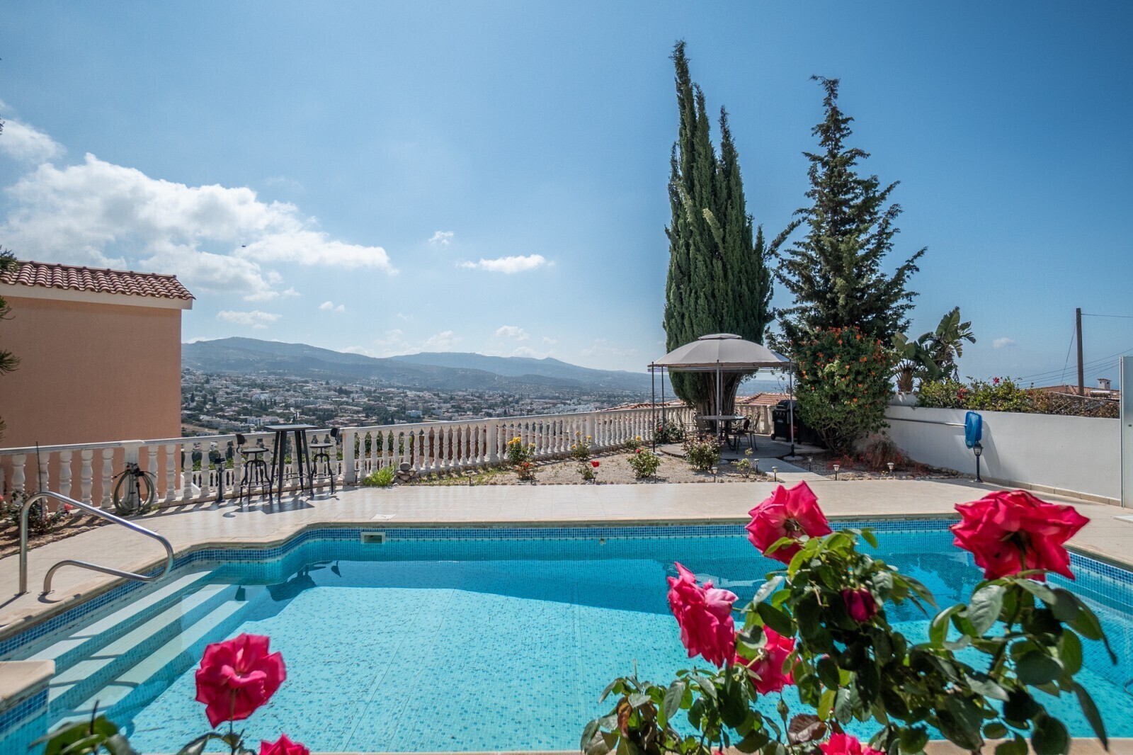 Pool mit Meerblick