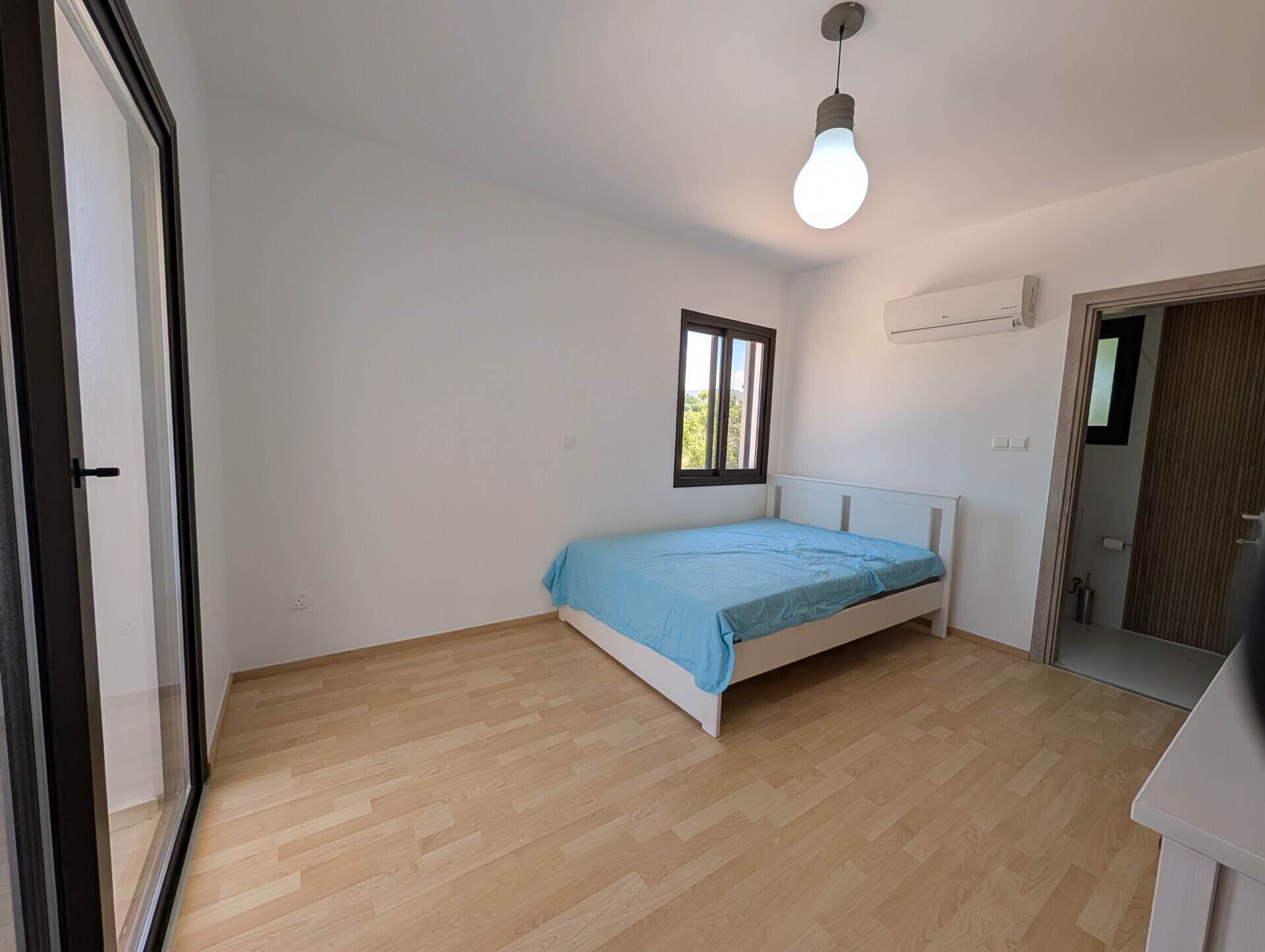 Schlafzimmer 1