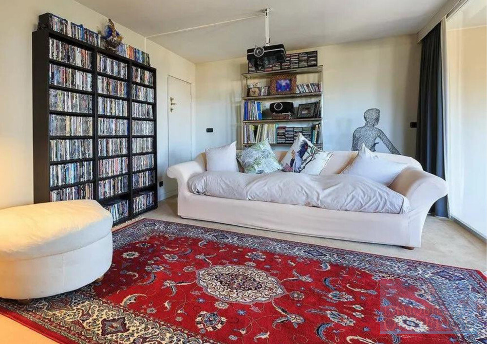 Libreria con divano luminosa