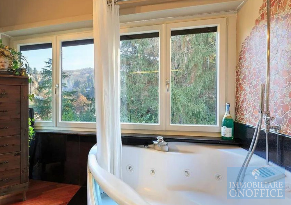 Vasca angolare idromassaggio con vista