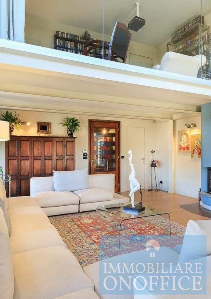 Libreria in balconata su zona living