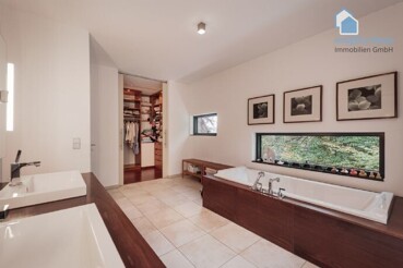 Badezimmer Ansicht 2 mit Blick ins Ankleidezimmer